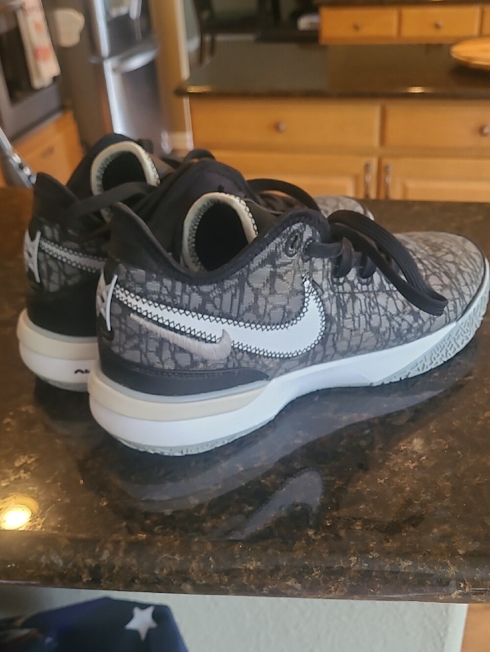 Nike LBJ AIr Zoom, Mens Size 8, Grey Patterned Low-Top Swoosh Sneakers